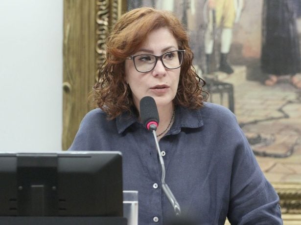 Carla Zambelli passa mal em audiência na Itália