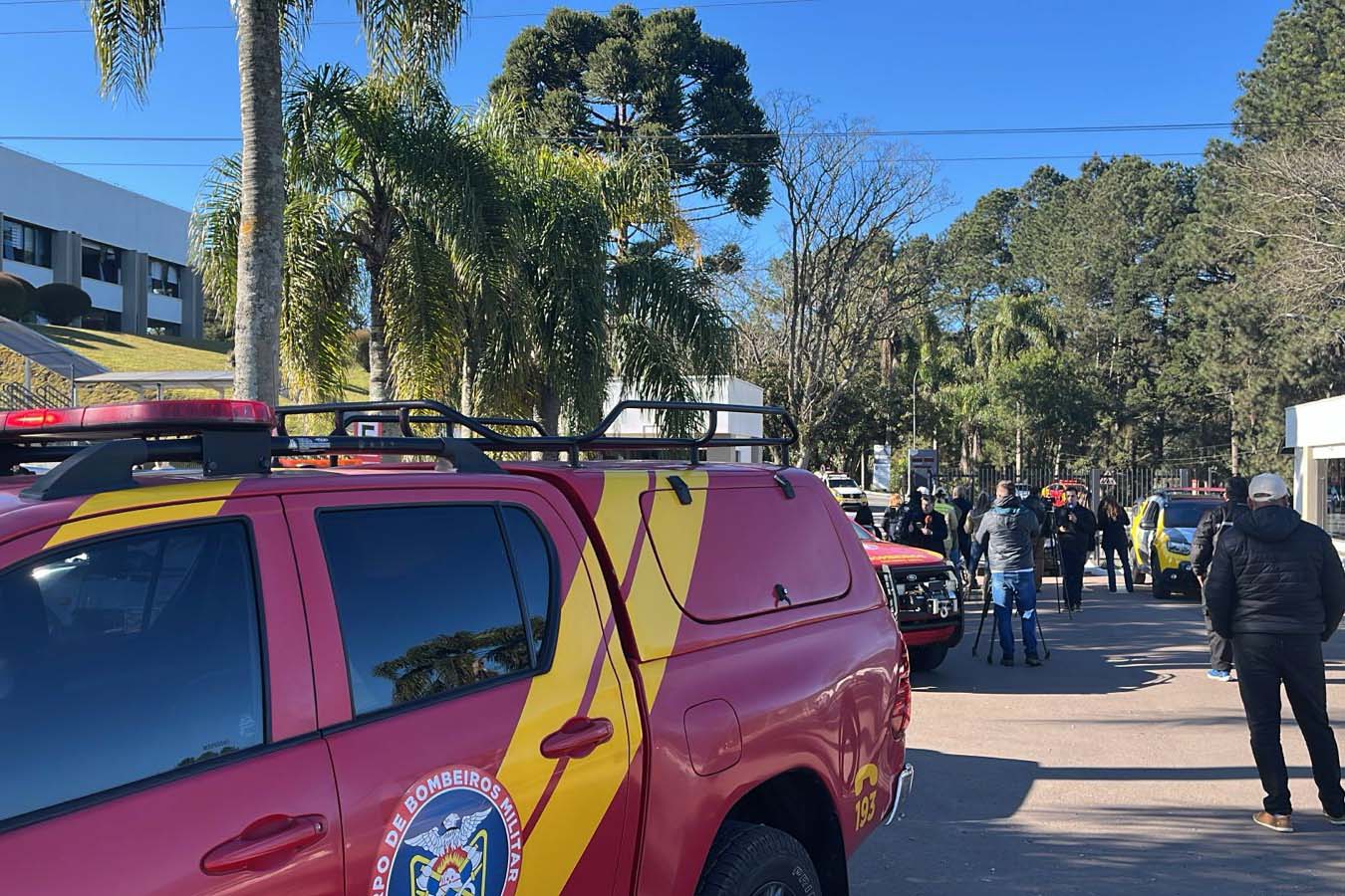 Bombeiros e Polícia Militar seguem mobilizados para atender explosão com desaparecidos em fábrica no PR