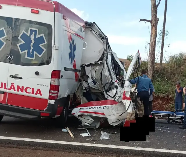 Colisão entre caminhão e ambulância deixa dois mortos e criança gravemente ferida