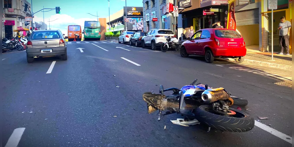 Motociclista fica ferido ao colidir contra carro e ônibus no Centro de PG