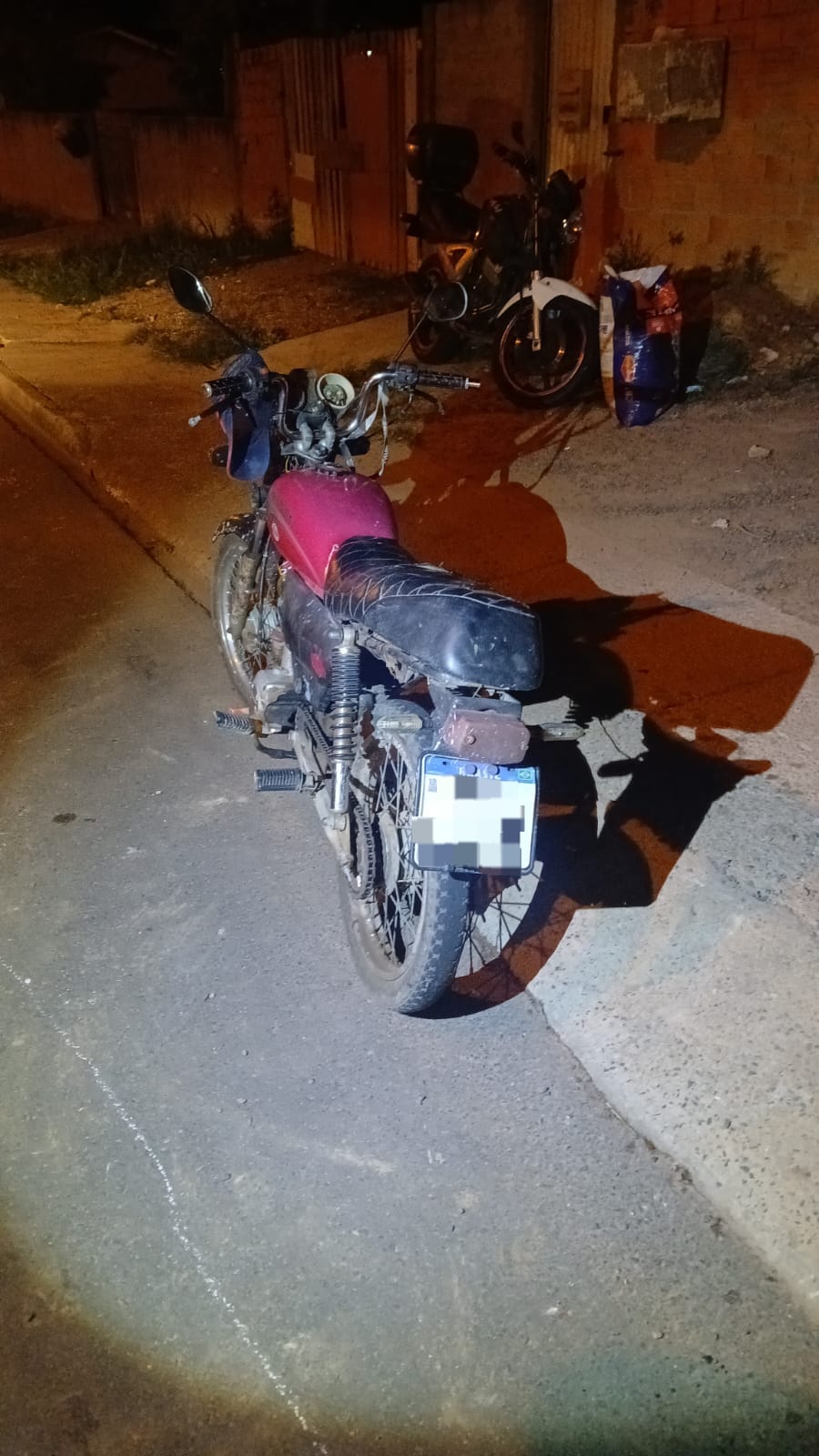 GCM apreende motocicleta com placa adulterada e condutor sem CNH no bairro Chapada
