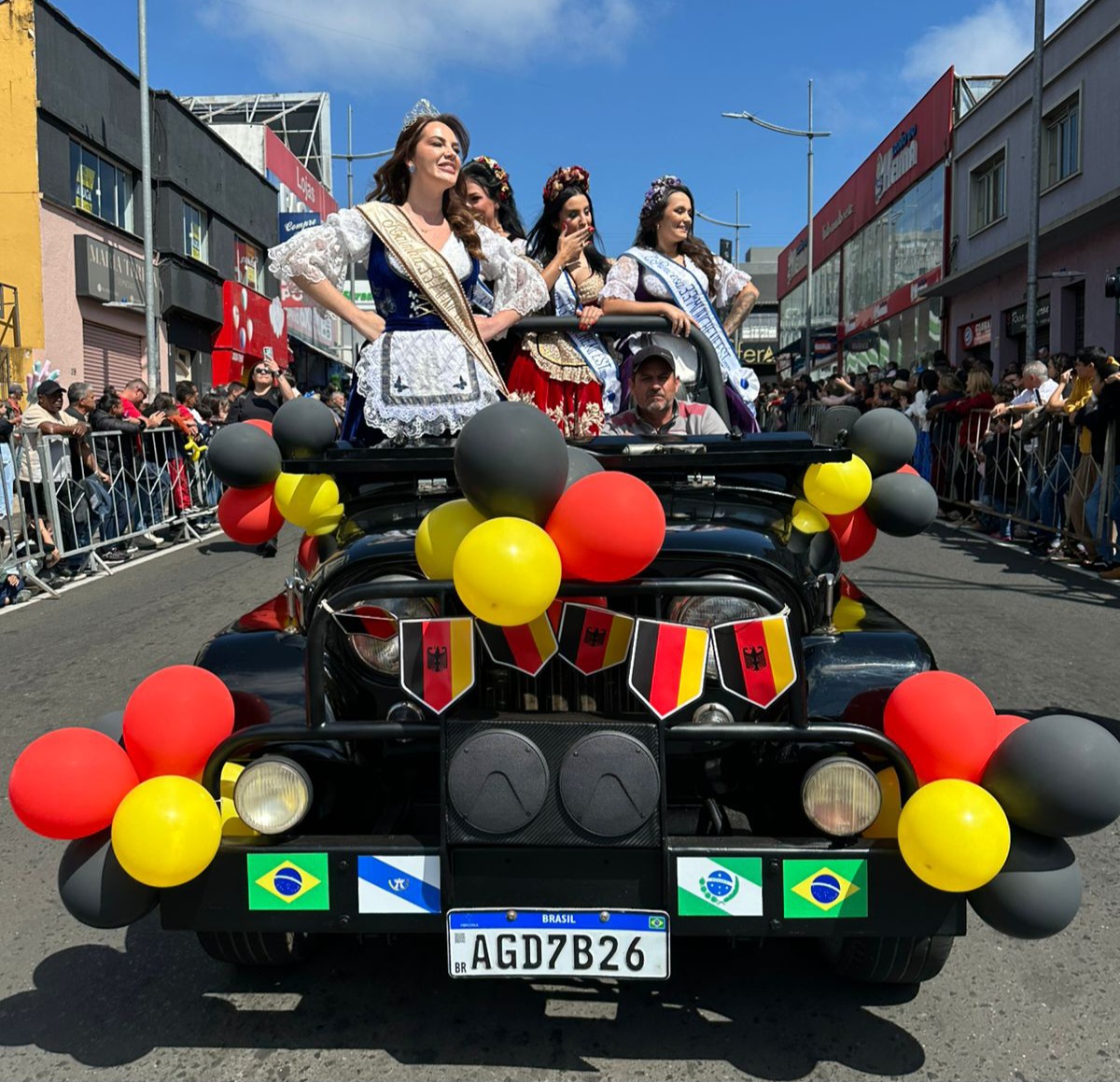 Majestades da Münchenfest celebram 202 anos de Ponta Grossa em desfile cívico