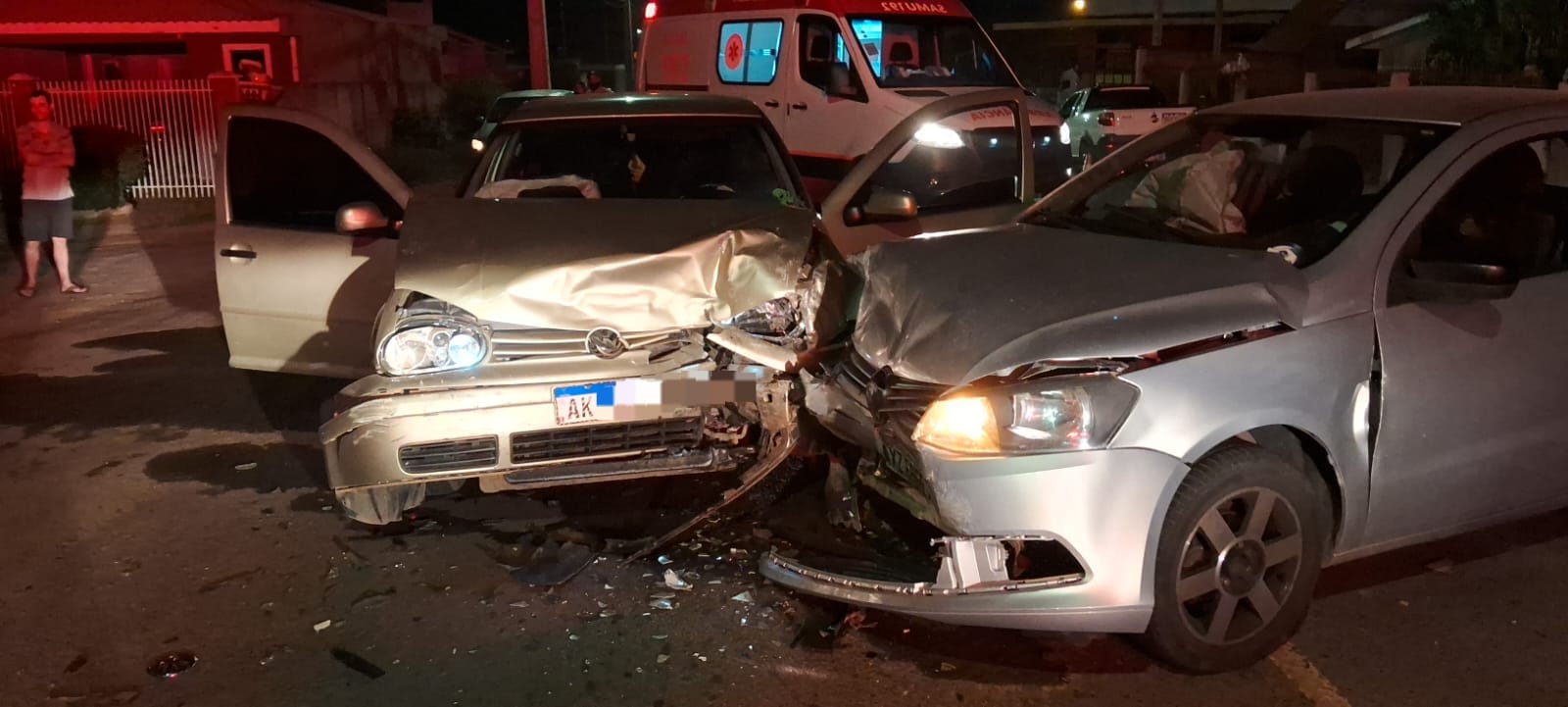 Engavetamento deixa cinco pessoas feridas no bairro Contorno; entre as vítimas duas são crianças