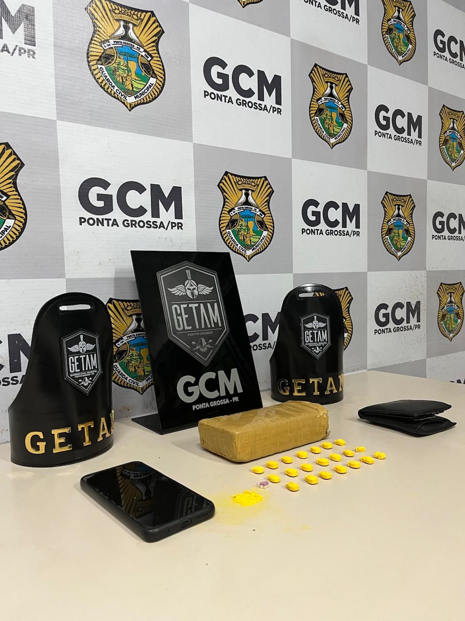 GCM flagra motorista com veículo de placa adulterada e posse de entorpecentes no bairro Oficinas