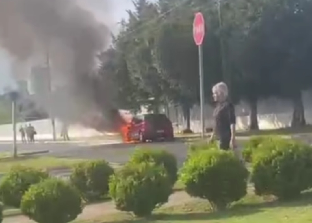 VÍDEO: carro é consumido pelo fogo no bairro Oficinas, em PG