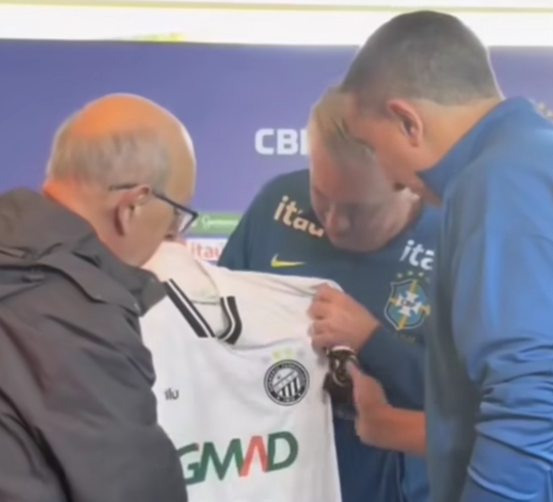 VÍDEO: Carlo Ancelotti é presenteado com camisa do Operário Ferroviário durante coletiva de imprensa