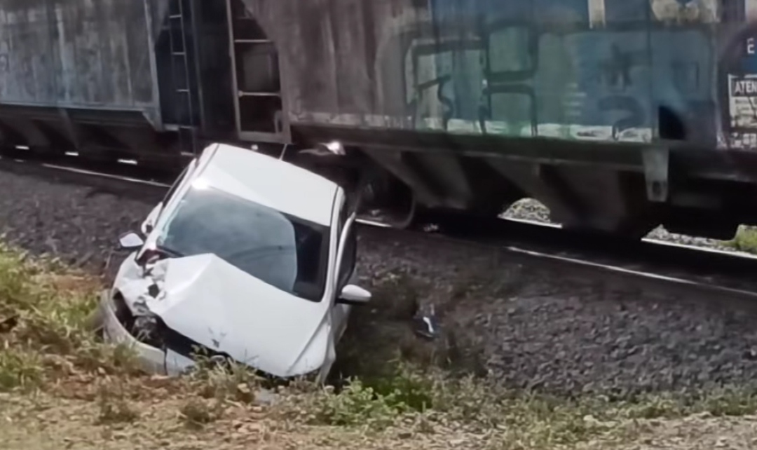 Carro colide contra trem na Vila Borato, em PG 
