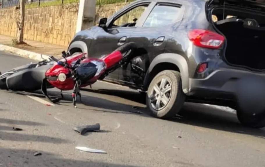 Motociclista fica gravemente ferido após colidir contra automóvel estacionado