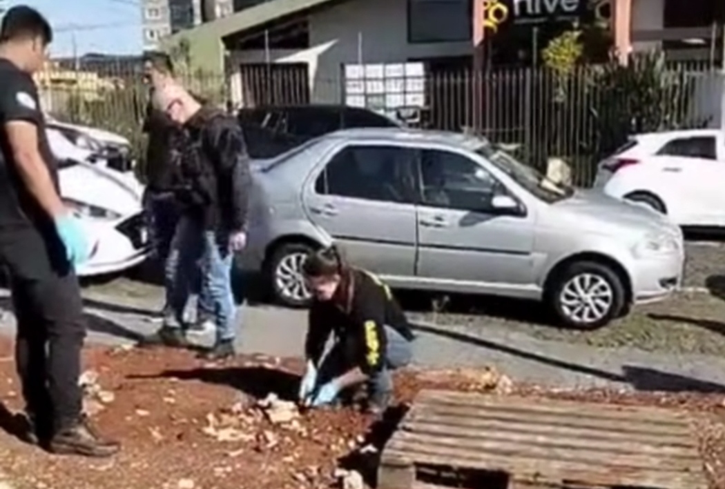 Urgente: Ossada é encontrada durante obra de calçada na Vila Estrela, em PG