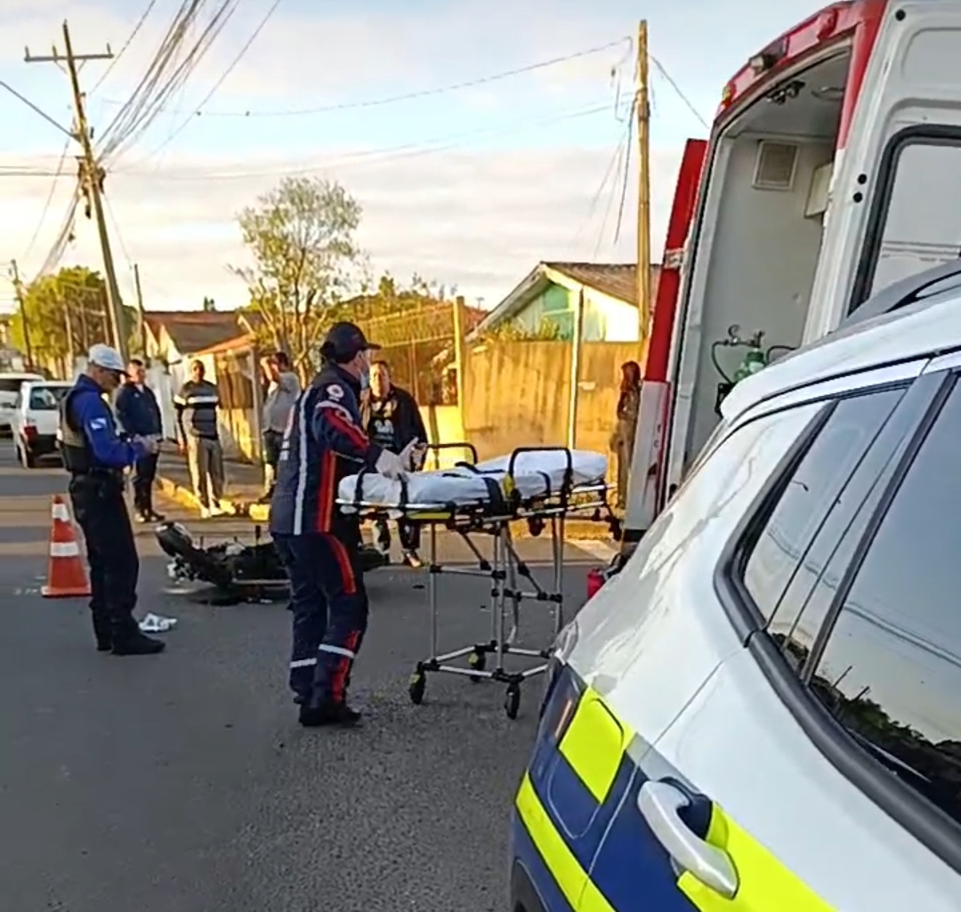 Motociclista fica ferido após colidir contra Kombi na Vila Ricci, em PG