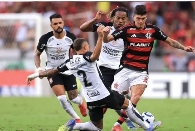 Flamengo e Corinthians duelam pela 25ª rodada do Brasileirão neste domingo; veja onde assistir