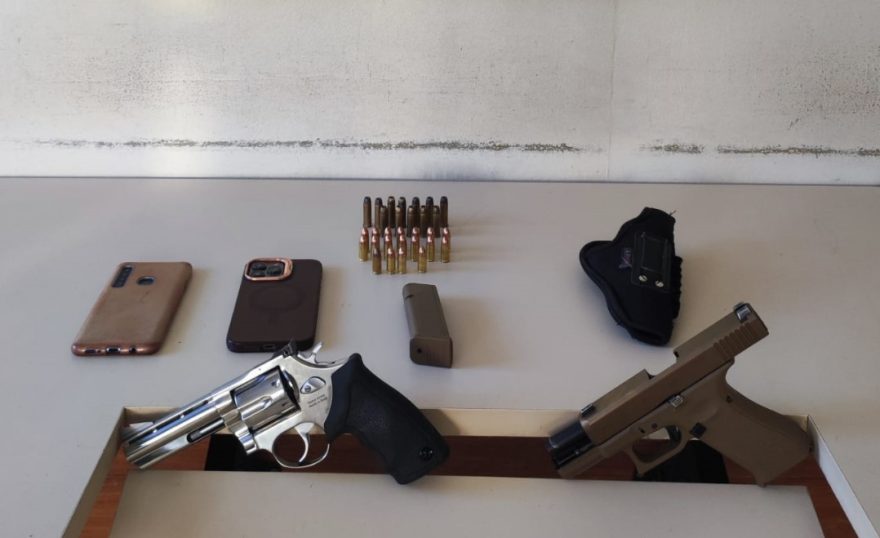 Homem é preso com duas armas de fogo durante abordagem em Ponta Grossa