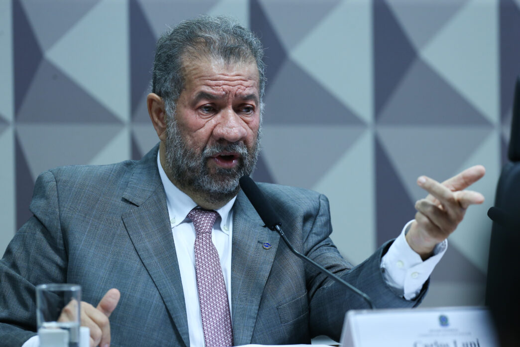CPMI do INSS ouve ex-ministro Carlos Lupi sobre fraudes contra aposentados