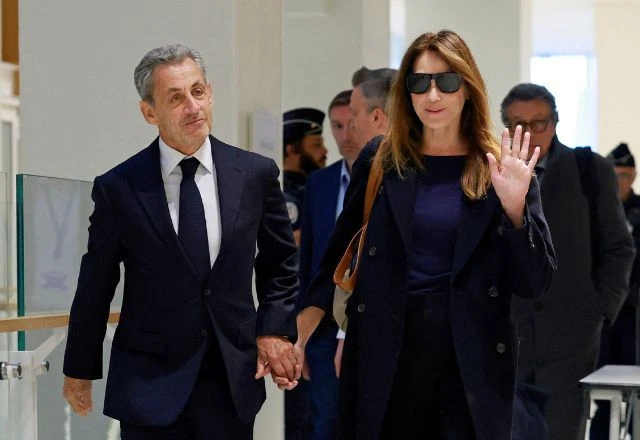 Ex-presidente da França Nicolas Sarkozy é condenado a cinco anos de prisão por conspiração criminosa