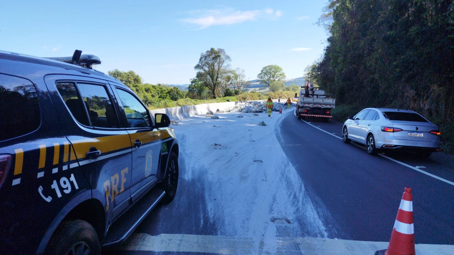 URGENTE: Caminhão derrama carga de farinha na BR-376