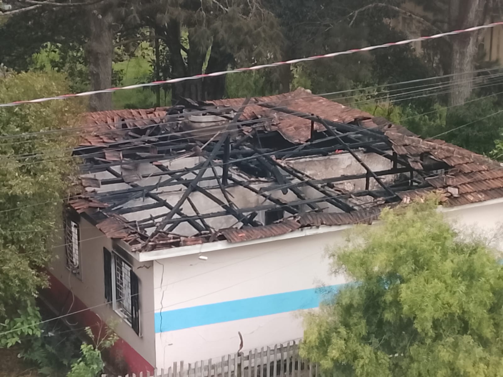 Casa incendiada por desavença teve forro e teto destruídos
