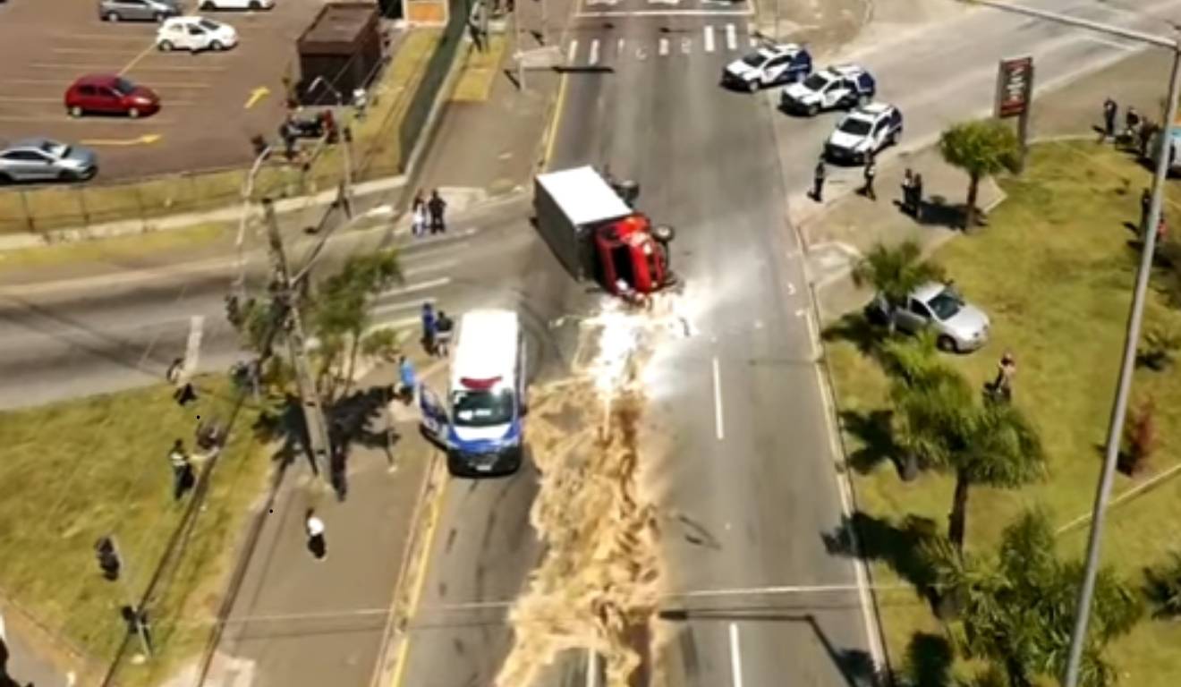 Adolescente morre após ser ejetado de caminhão