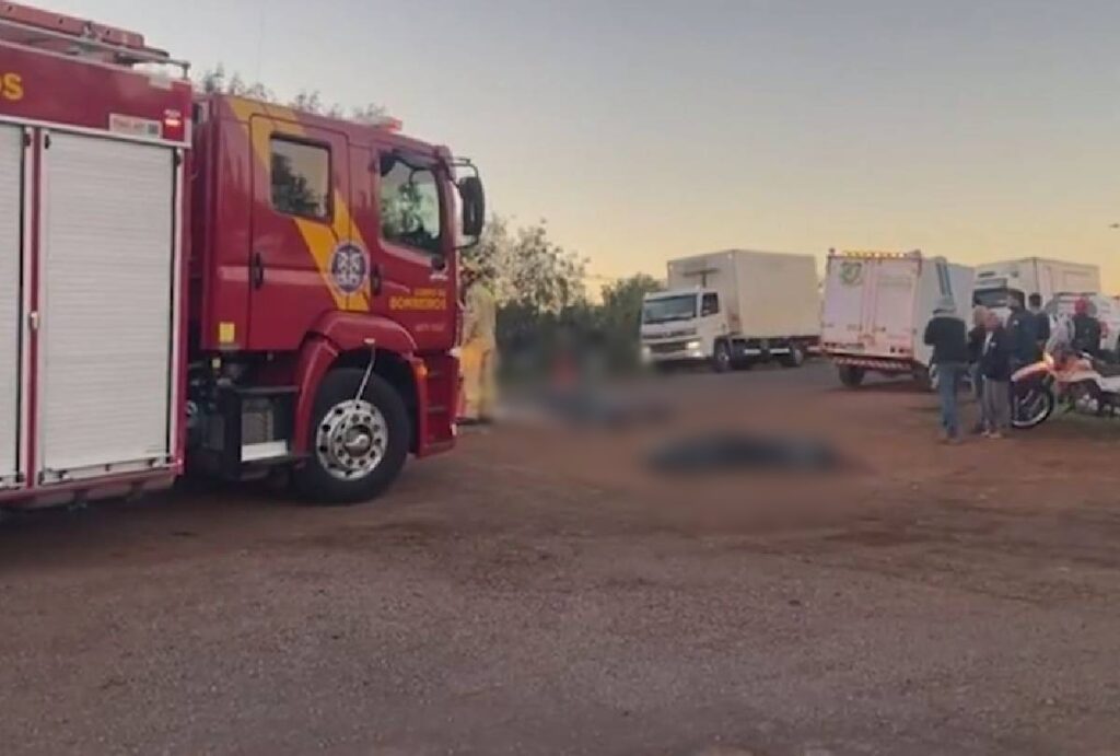 Jovens são atropeladas e mortas de mãos dadas em rodovia