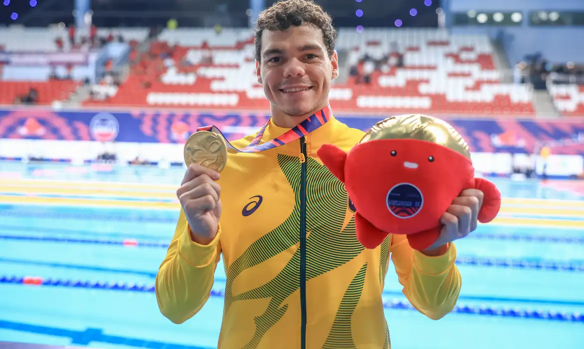 Gabriel Bandeira bate recorde e garante ouro para o Brasil na natação em Singapura