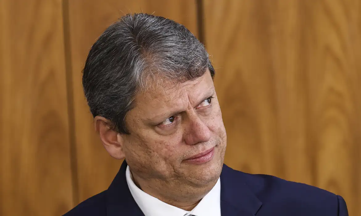 Moraes pede parecer da PGR sobre pedido de investigação de Tarcísio