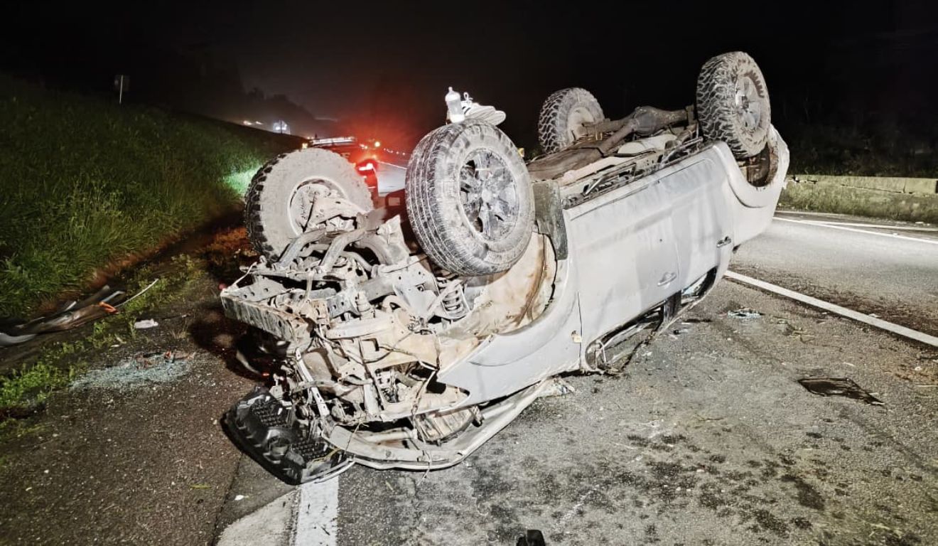 Pai e filho de 2 anos morrem após capotamento na BR-116