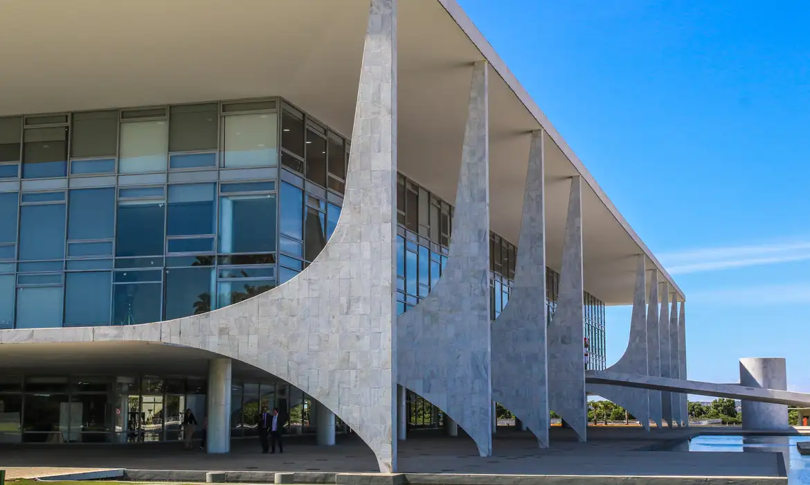 Homem tenta invadir Palácio do Planalto duas vezes na madrugada desta quarta-feira