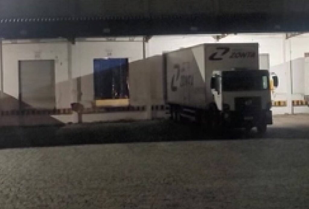 Trabalhador morre prensado por caminhão em centro de distribuição