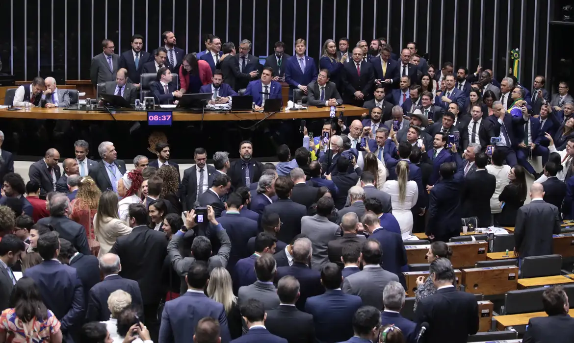 AGORA: Câmara dos Deputados aprova urgência para projeto de anistia para envolvidos em ato do 08 de janeiro de 2023