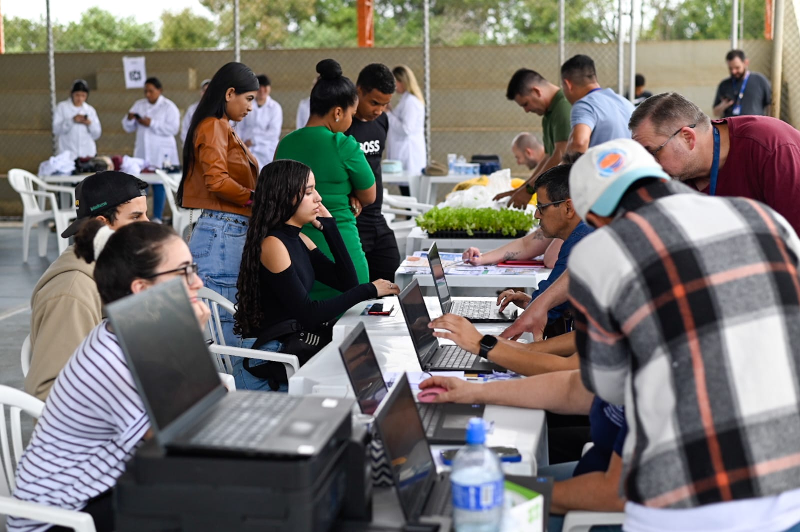 Comunidade Ouro Verde recebe evento com ofertas de emprego, vagas de contratação imediata, cursos e cortes de cabelo 