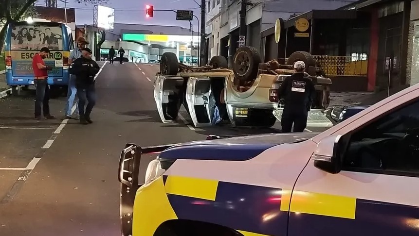 Motorista avança sinal e provoca capotamento no Centro de PG
