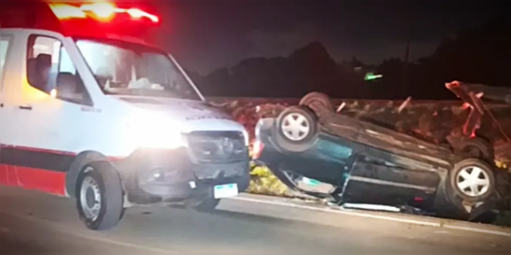 Motorista fica ferido após colidir contra guard rail e capotar na BR-376, em PG