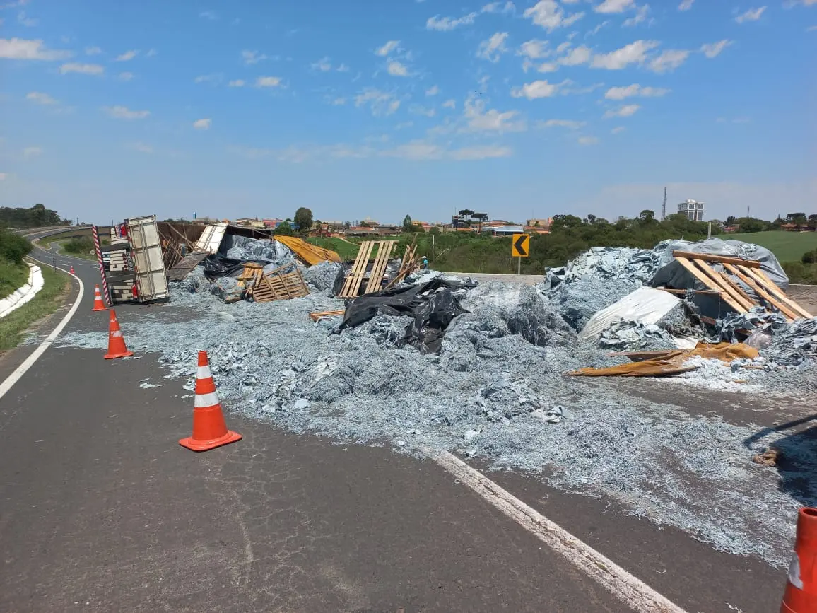 Motorista morre após caminhão tombar em Carambeí