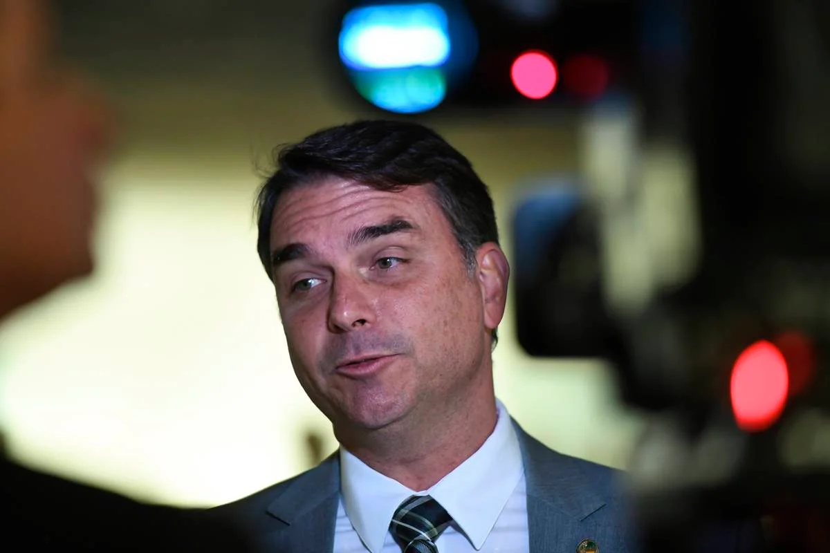 Flávio Bolsonaro sugere aos EUA ataques a barcos no RJ