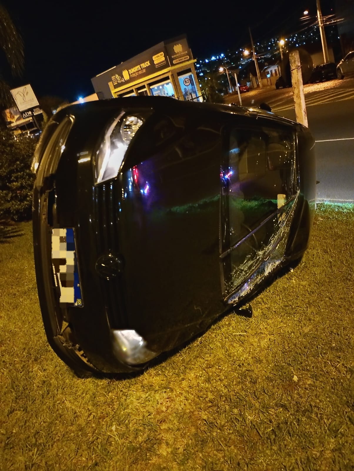 Carro tomba após desviar de veículo que furou preferencial em PG