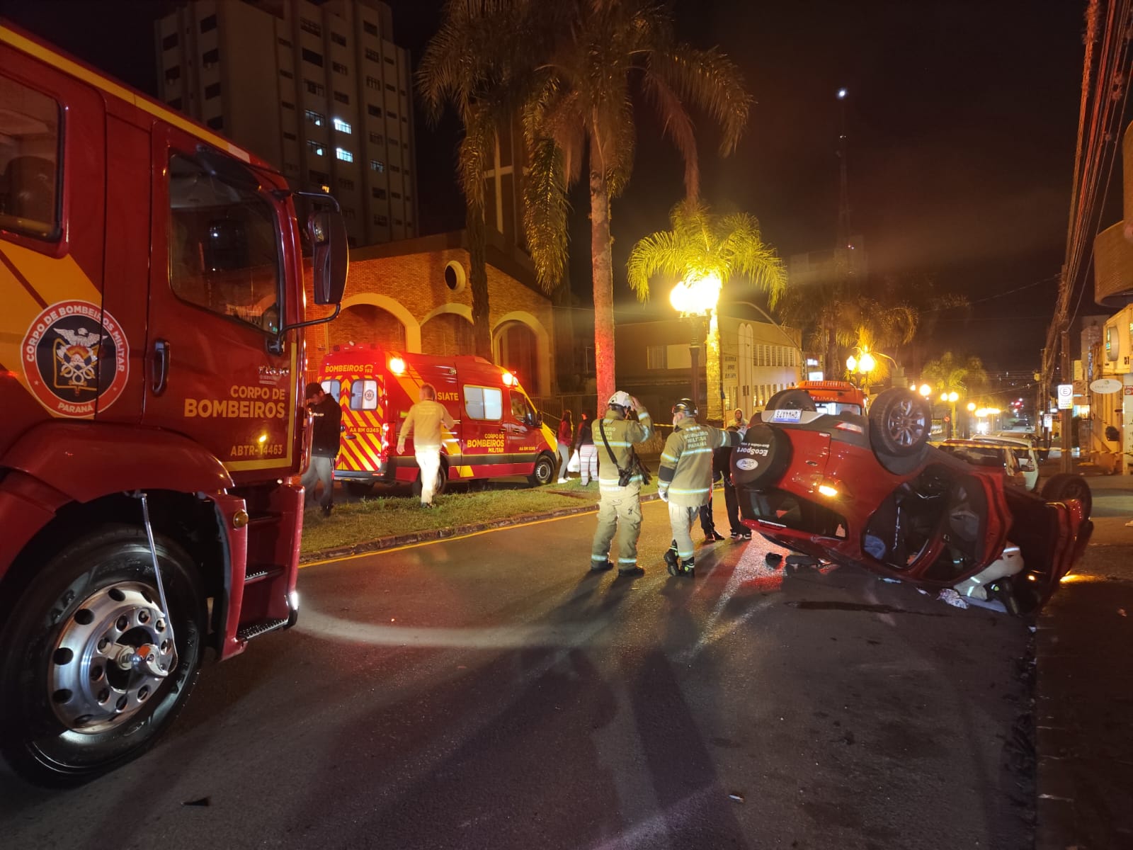 Capotamento envolvendo dois carros deixa pessoas feridas no Centro