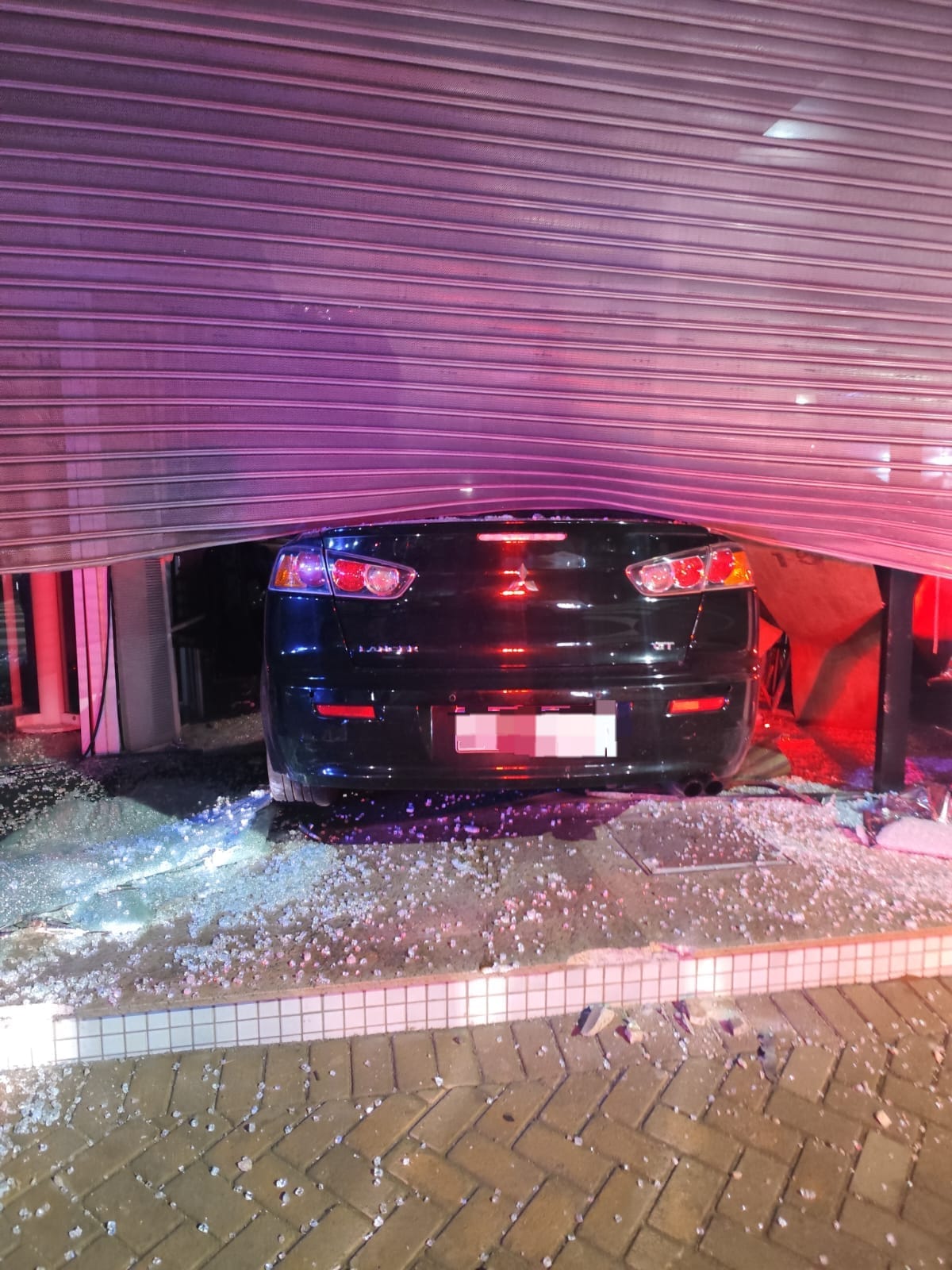 Motorista embriagado provoca acidente e colide com imóvel no Centro de PG