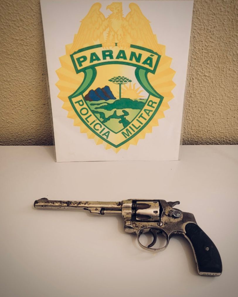 PM flagra adolescente armado transitando pelas ruas de Castro