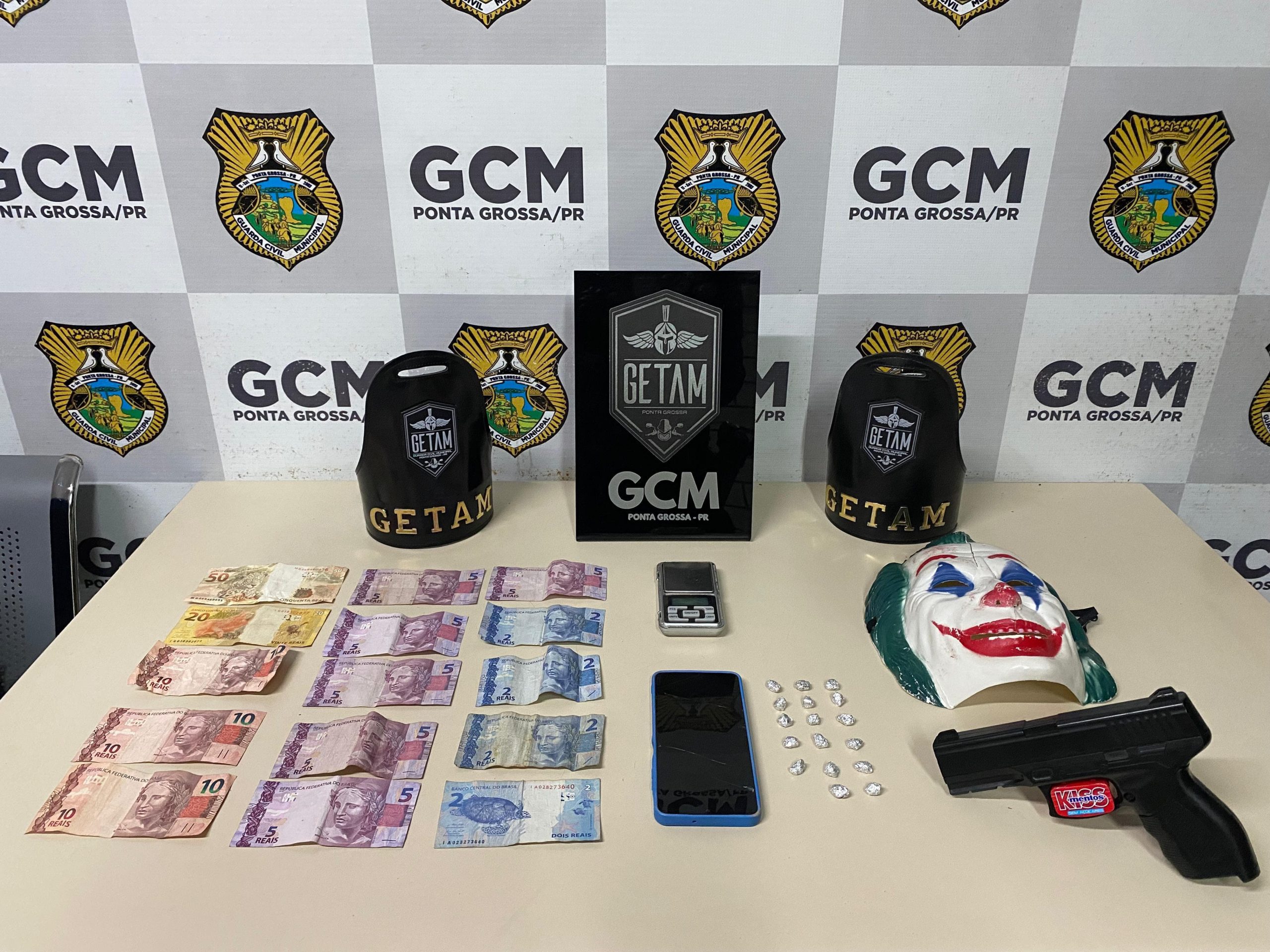 Adolescente é apreendido com drogas e simulacro de arma em Uvaranas