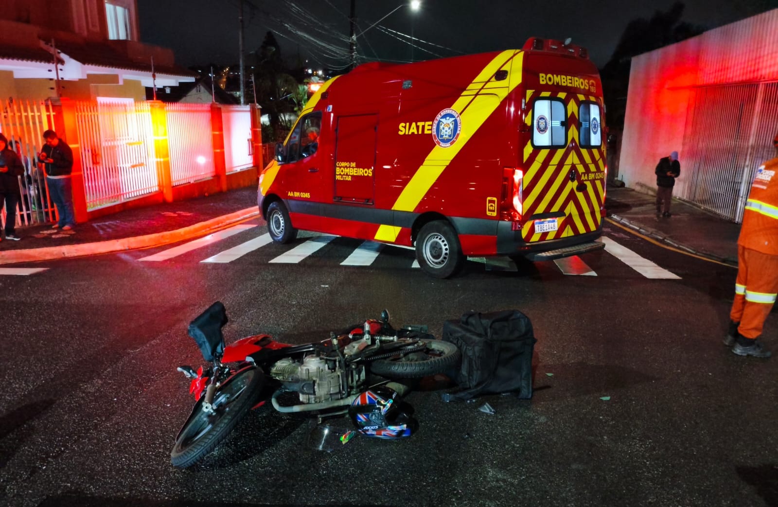 Motociclista fica ferido em colisão com caminhão em PG