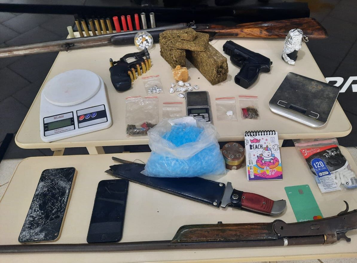 PCPR apreende drogas e armas; suspeito fugiu durante abordagem
