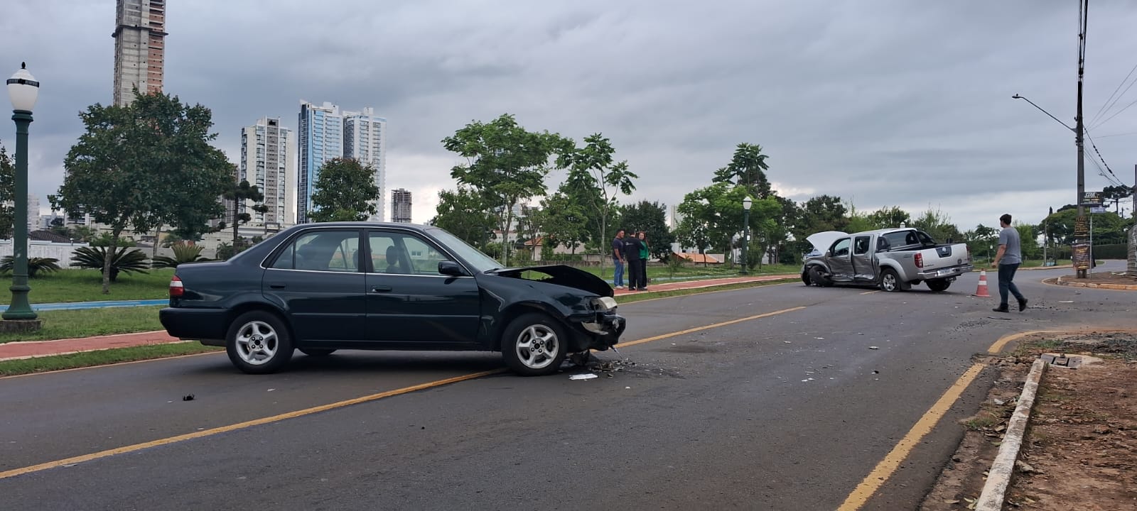 Motorista vai desviar de pedestre e colide contra outro automóvel no bairro Olarias, em PG