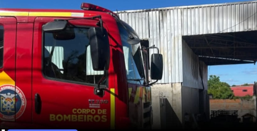Bombeiros são acionados para controlar chamas em depósito de móveis em PG