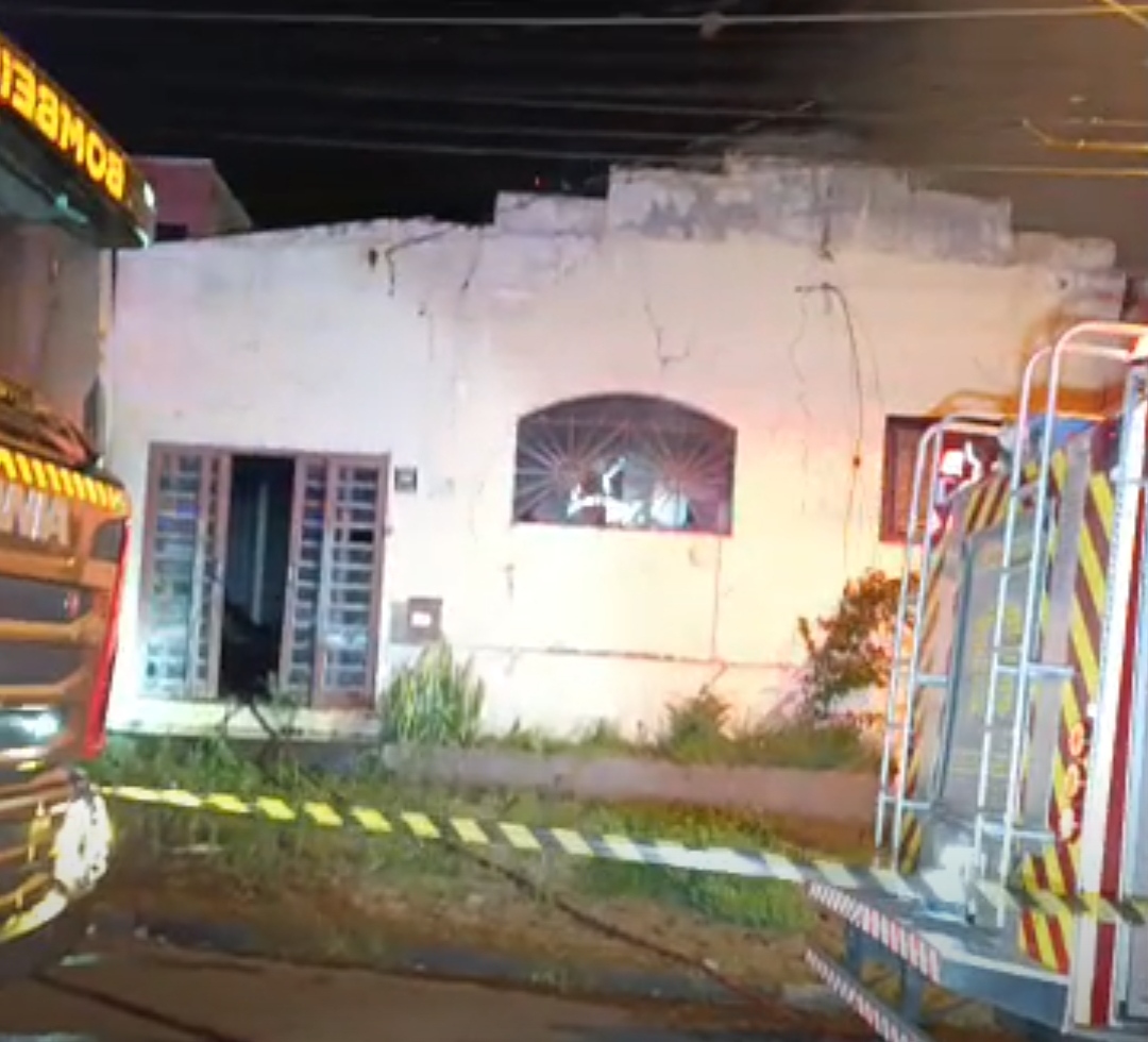 Residência é destruída por incêndio no bairro Uvaranas