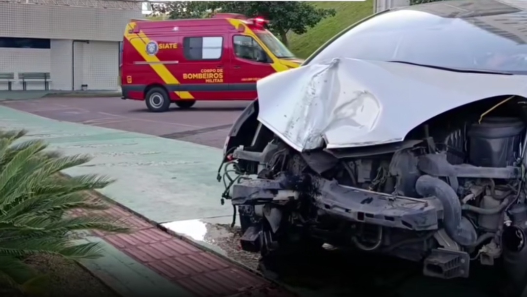 Idoso fica ferido após colidir carro contra pontos de ônibus no bairro Olarias, em PG