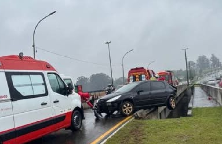 ATUALIZAÇÃO: Morre motorista que colidiu contra barreira do viaduto no bairro Santa Paula