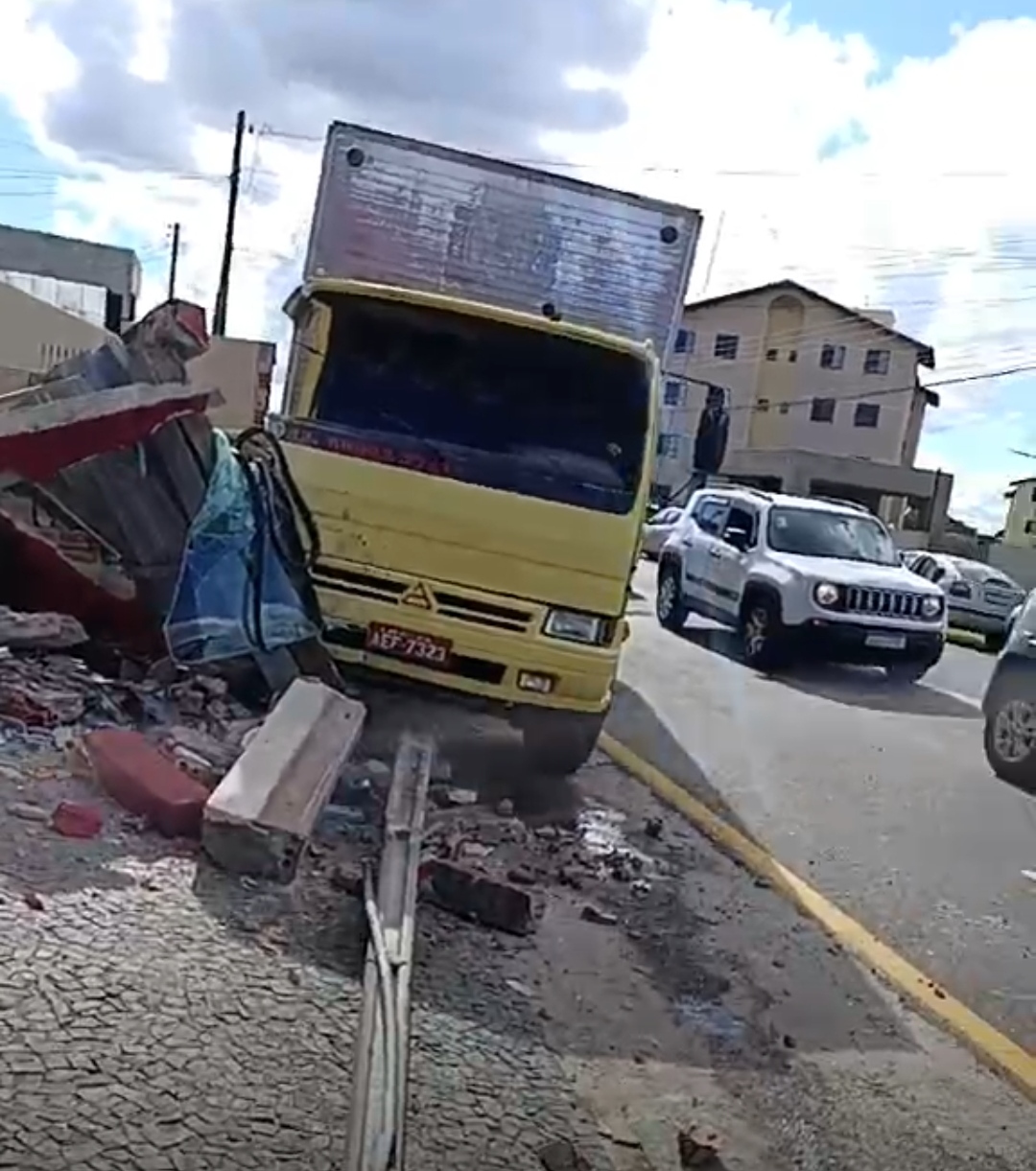 Caminhão invade residência no bairro Uvaranas, em PG