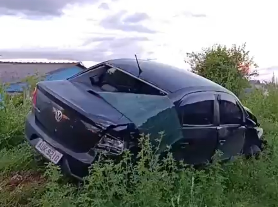 Carro colide contra trem na Vila Margarida, em PG