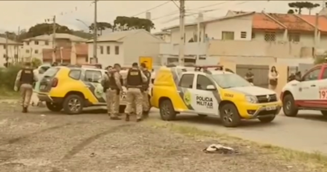 Vídeo: Carro preto passa e jovem é baleado em plena luz do dia