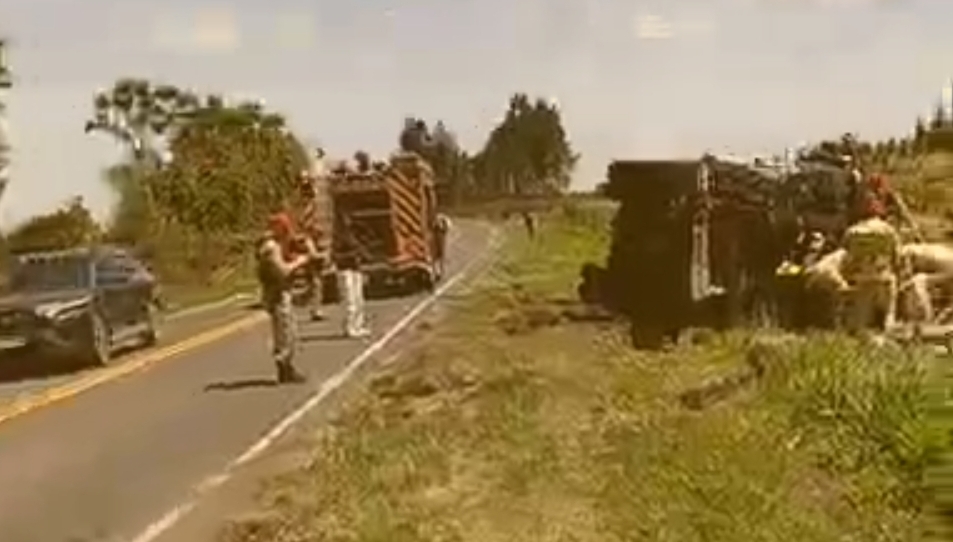 Caminhão tombado em Ponta Grossa corre risco de explosão