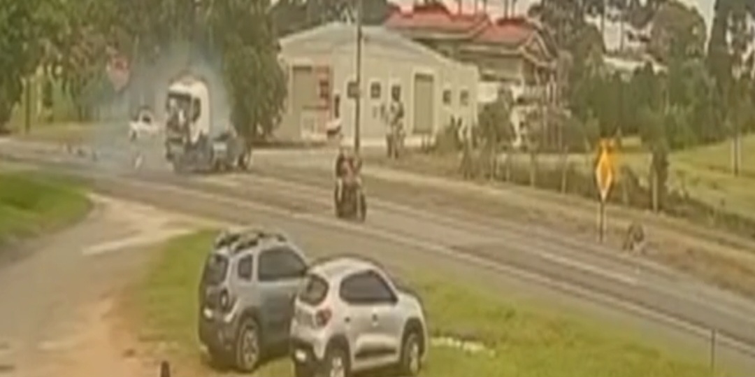 Câmera de segurança flagra acidente que matou casal na BR-476